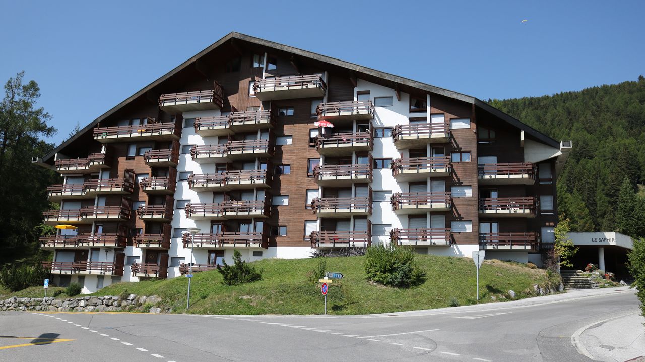 La résidence Le Saphir à Anzère, sa façade et ses balcons, en été